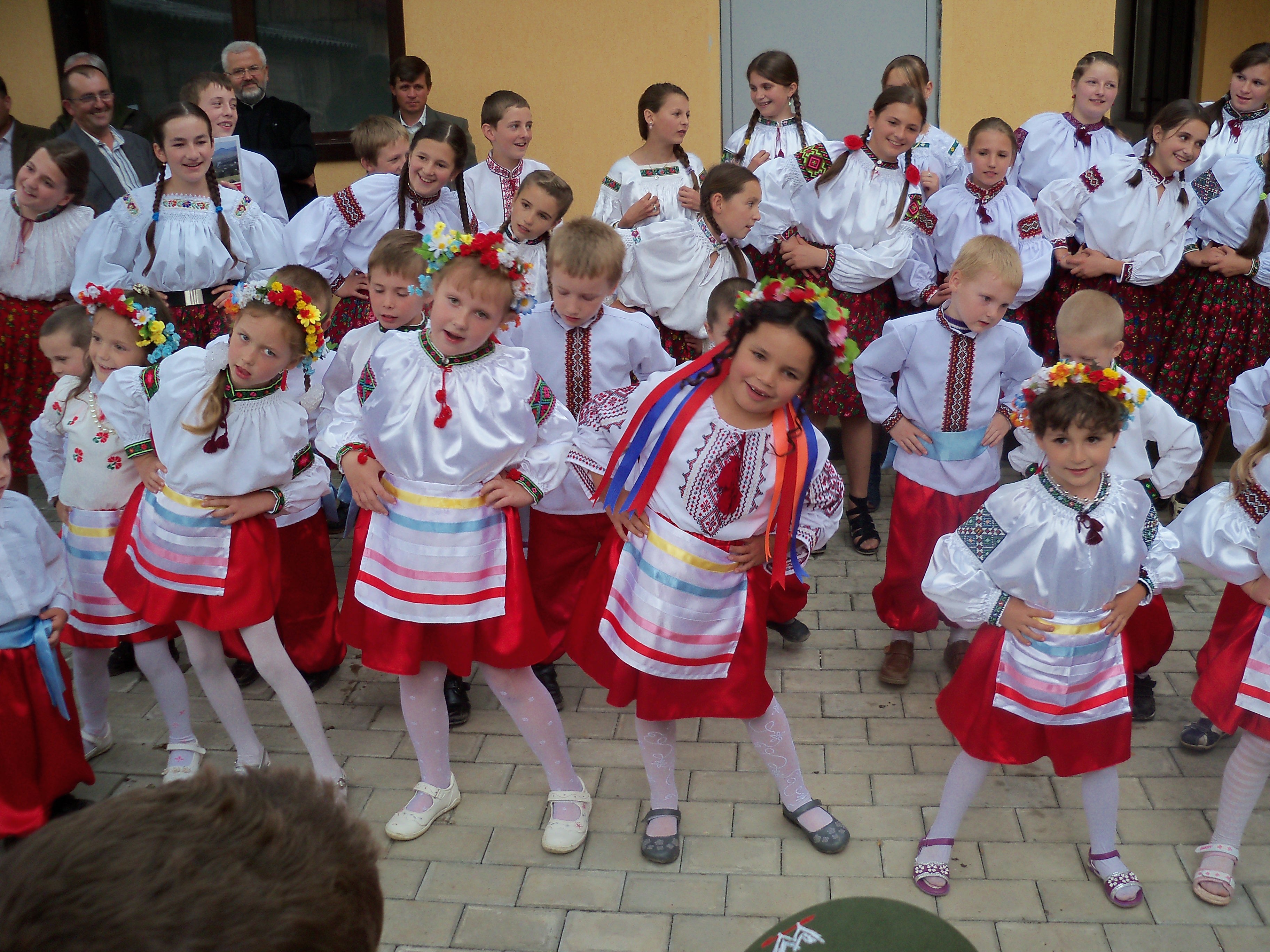 Украинцы румыния. Румыния школы. Румыния школы и дети. Украинцы в Румынии. Школы в Румынии фото.